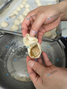 現(xiàn)場給客戶做灌湯包，效果滿意！